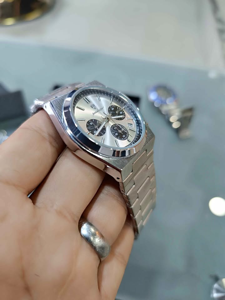 Destacado: reloj que marca la hora equivocada